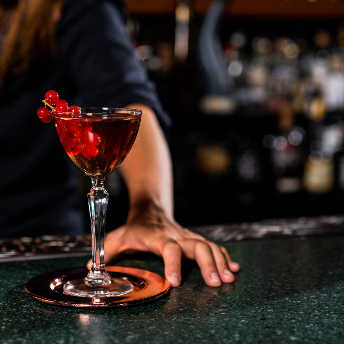 Bar Professional Onderzetter Koper in gebruik met cocktail