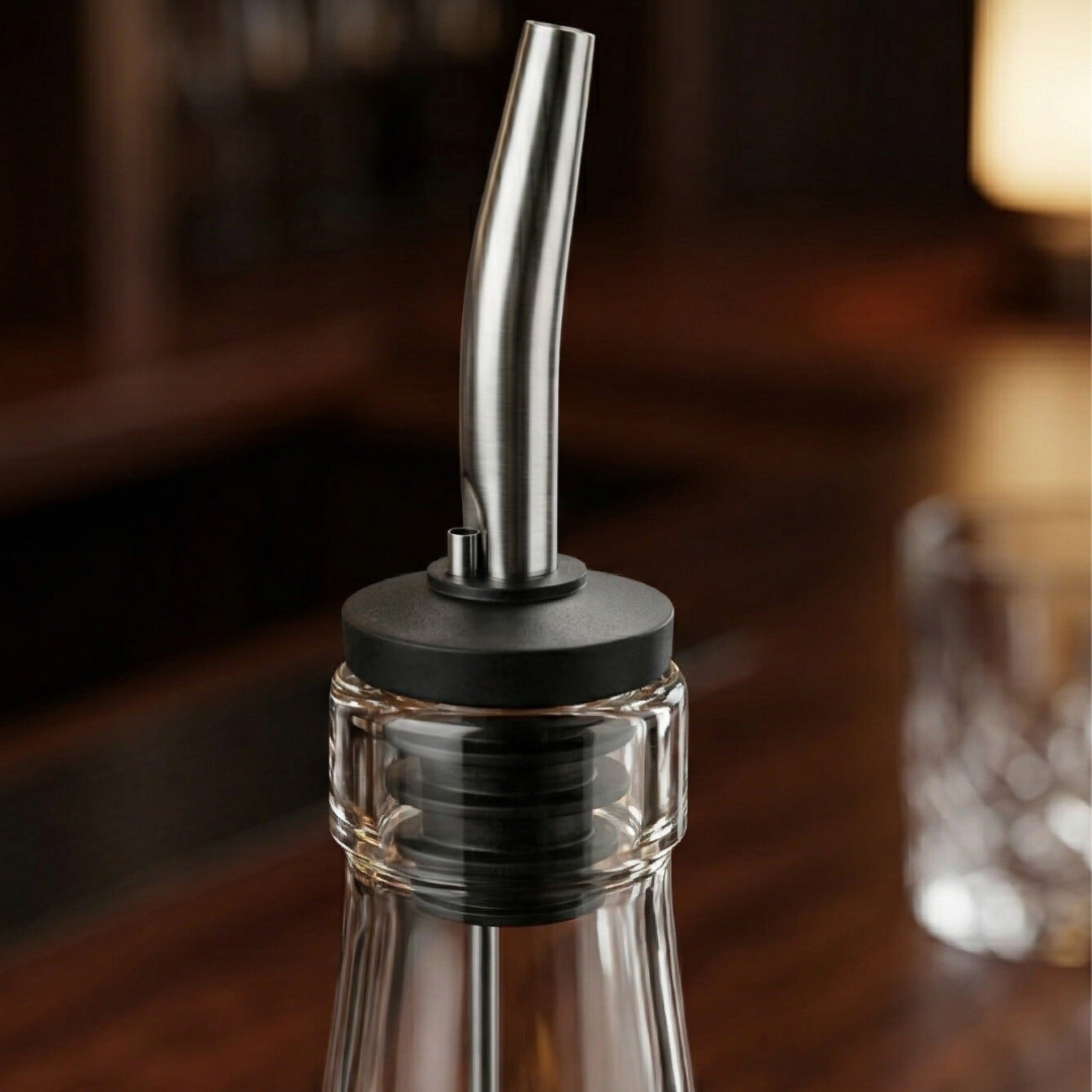 Bar Professional Freeflow Schenktuit op fles in gebruik