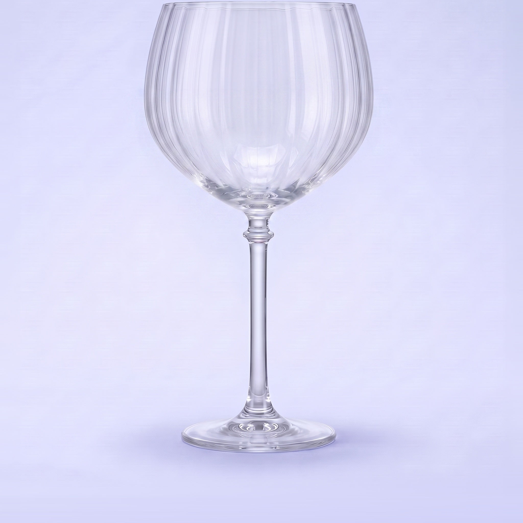 Royal Leerdam Bonheur Cocktails gin tonic glas 63,5 cl leeg op pastelblauwe studioachtergrond