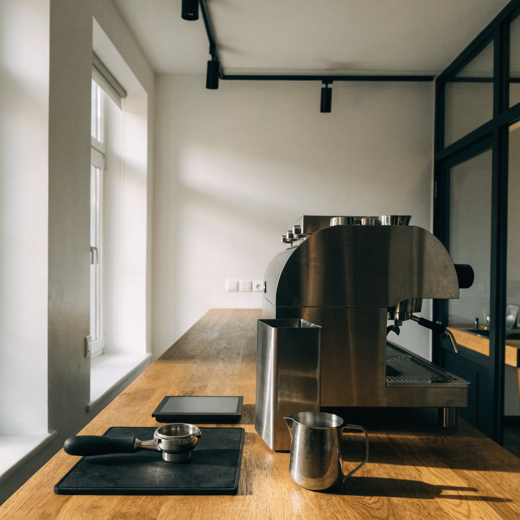 Espressohoek met filterdrager, koffieweegschaal en melkkan - Glazen.nl