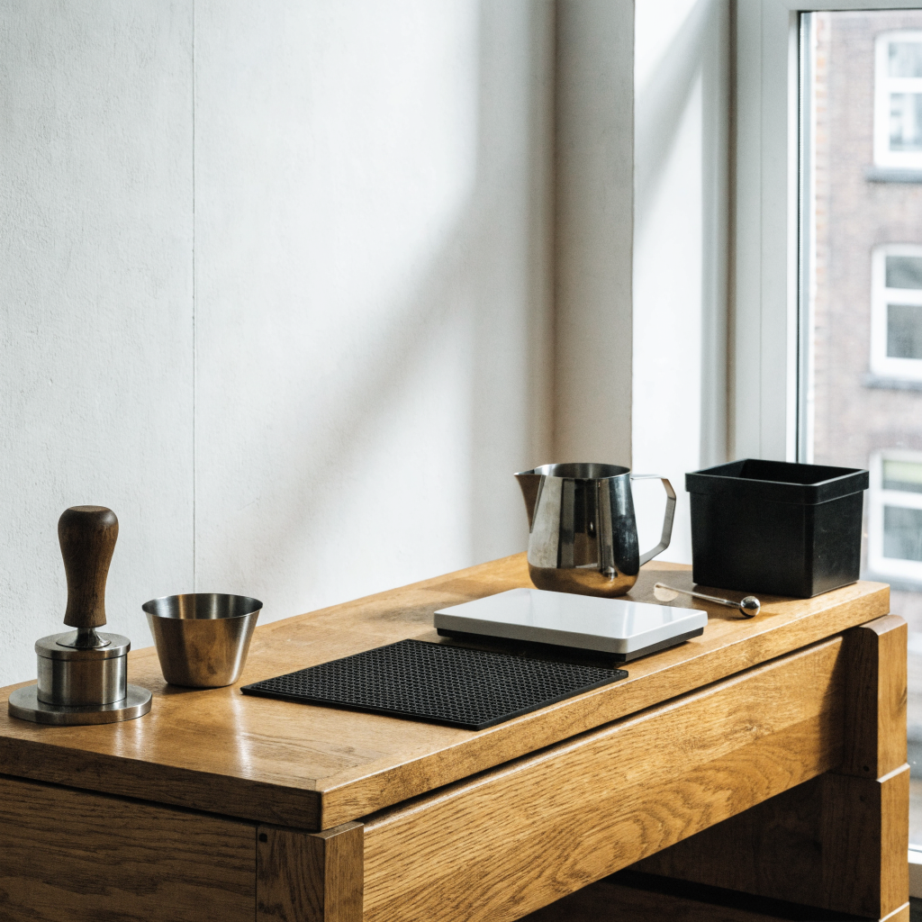 Complete baristaset opgesteld op een houten baristastation - Glazen.nl