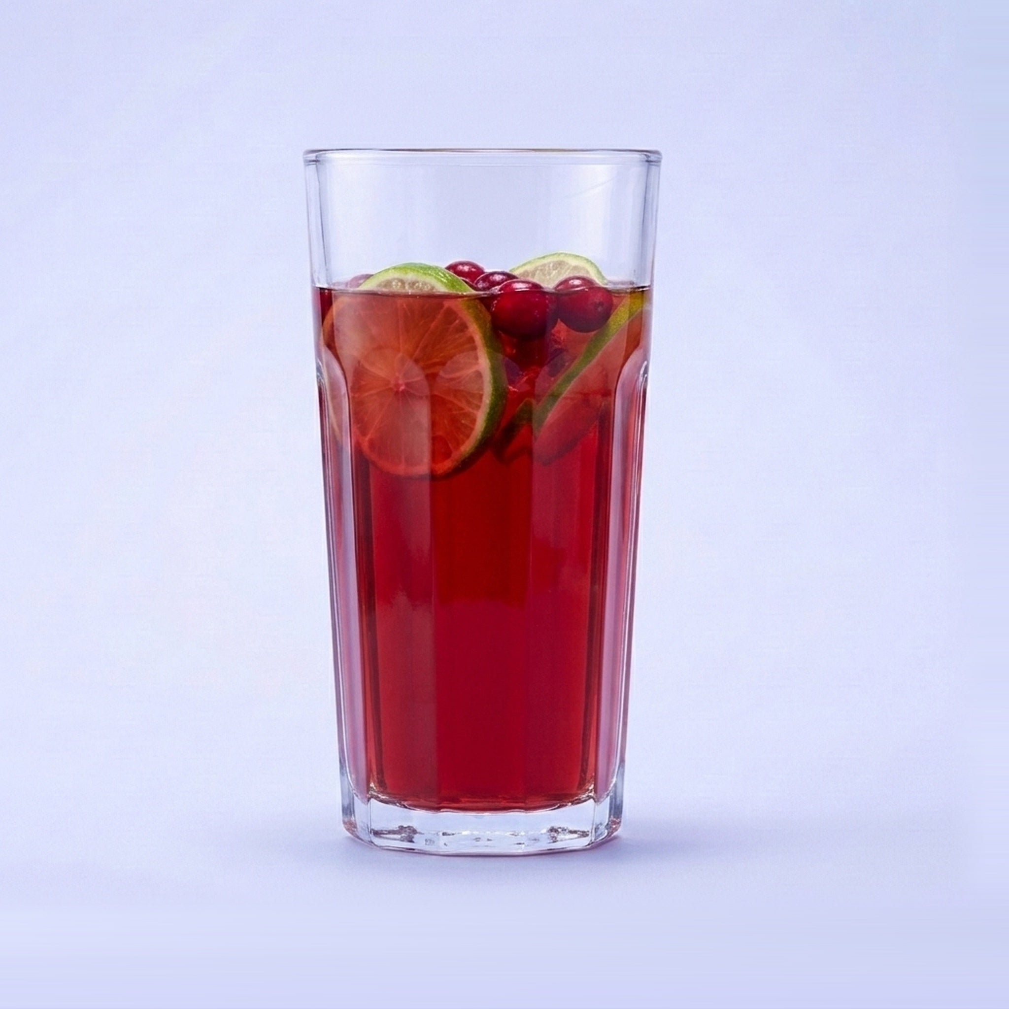 Royal Leerdam Astro longdrinkglas 35 cl gevuld met cranberrylimonade, limoen en cranberries
