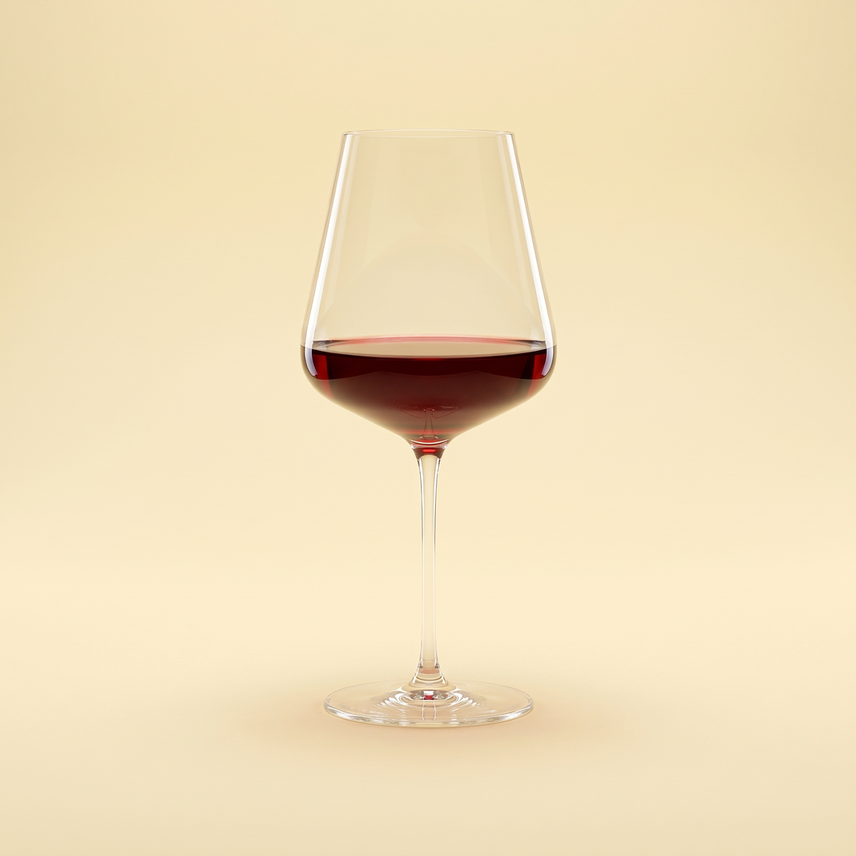Spiegelau Definition bordeauxglas 75 cl met rode wijn op gele achtergrond