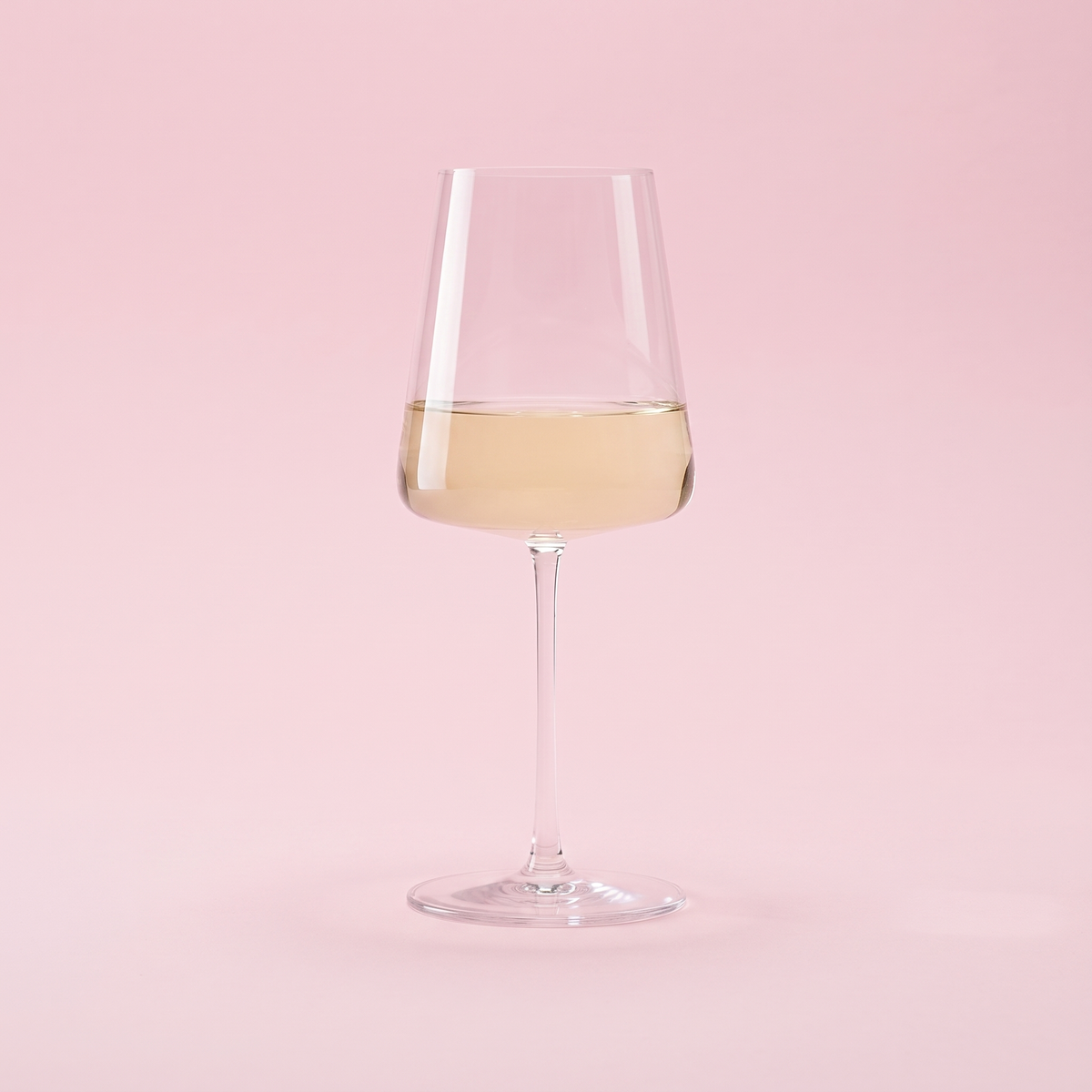 Stolzle Lausitz Power wijnglas 52 cl met witte wijn op roze achtergrond