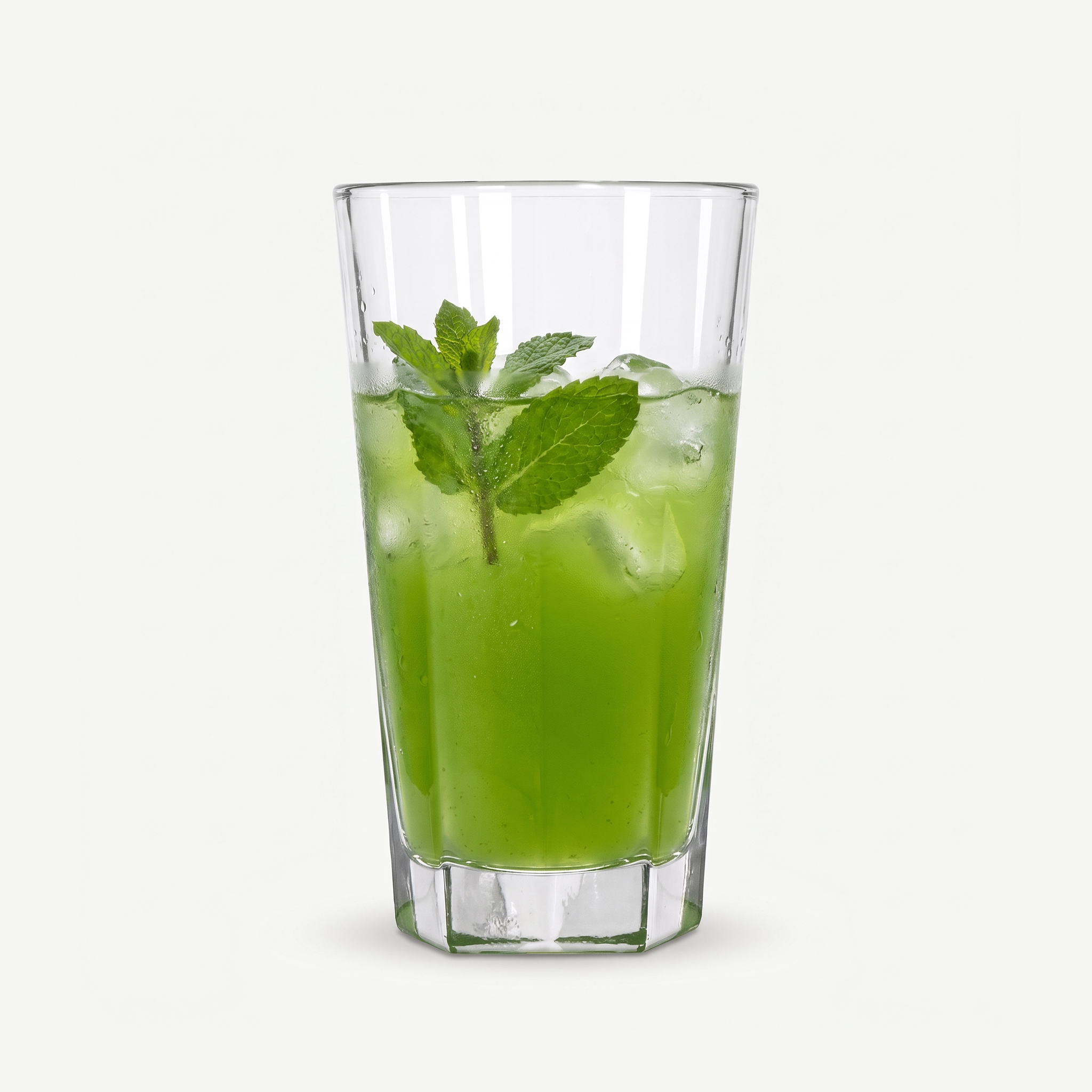 Onis Pentagon Longdrinkglas 35 Cl gevuld met muntlimonade en ijs