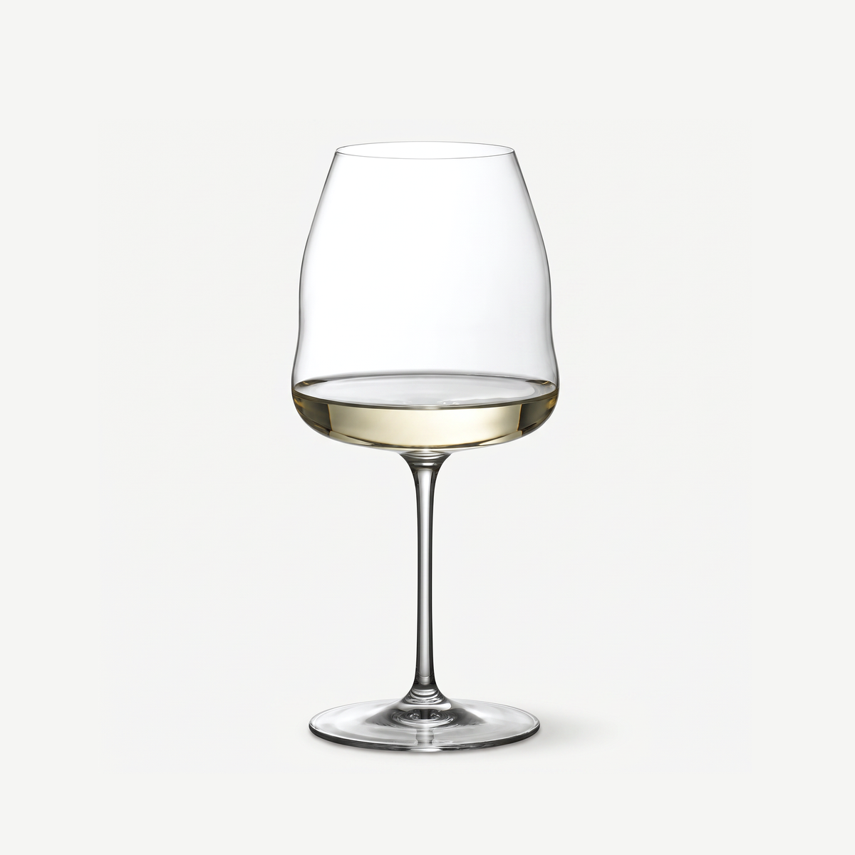 Riedel Winewings Wijnglas 95 Cl Pinot Noir / Nebbiolo gevuld met witte wijn