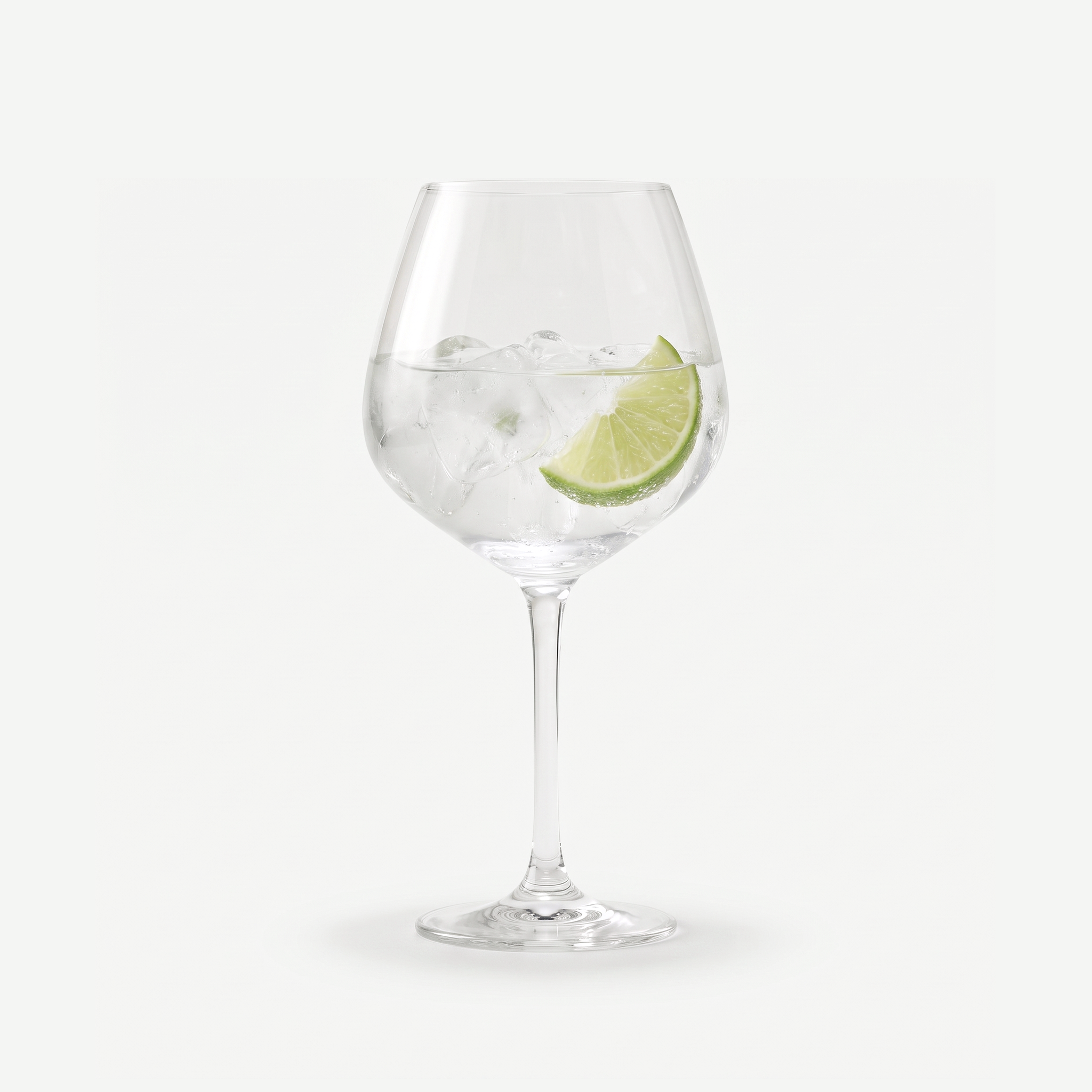 Royal Leerdam Enjoy the Moment gin-tonicglas 75 cl gevuld met gin tonic met limoen