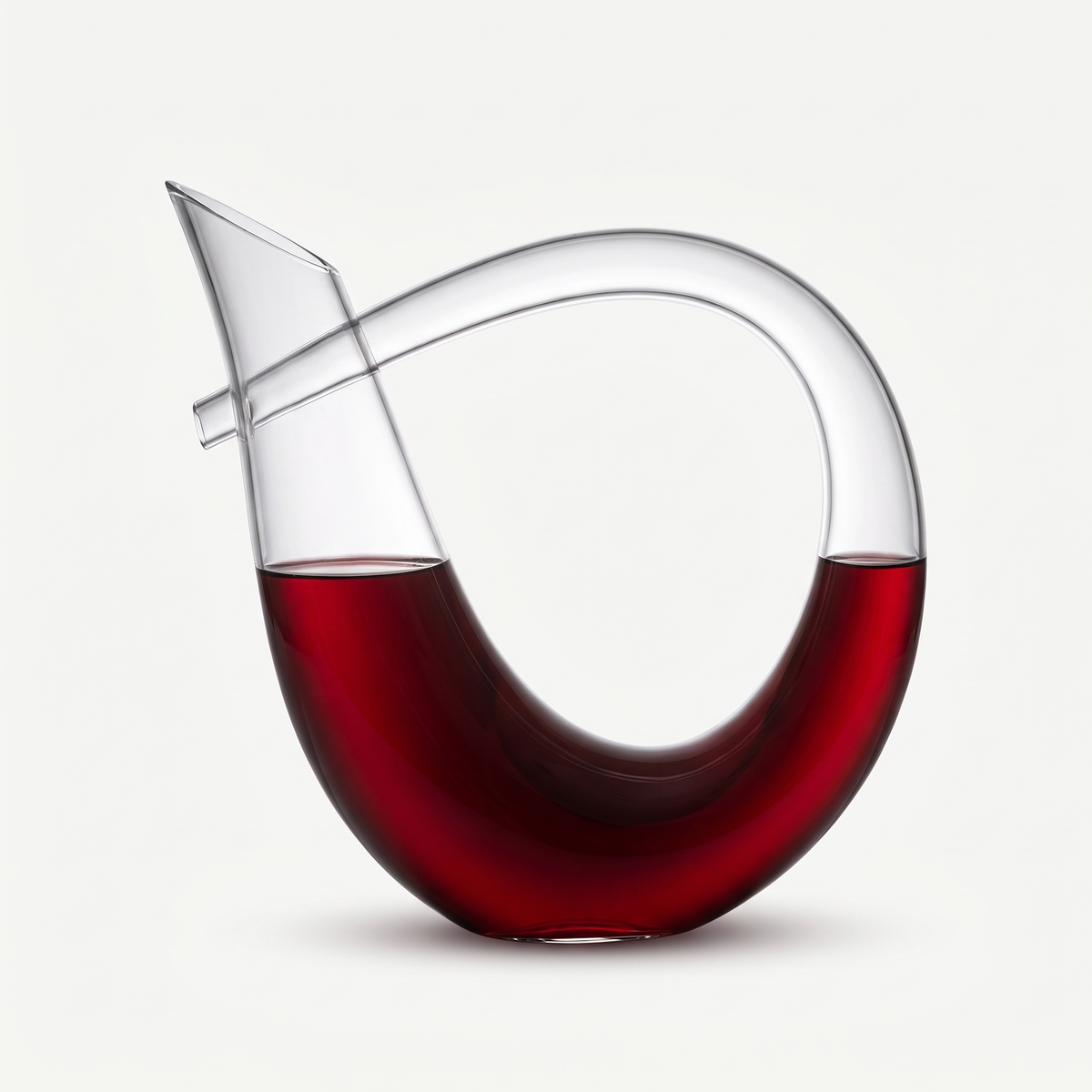 Zwiesel Glas Cirquo Decanteerkaraf 75 Cl gevuld op gebroken witte achtergrond