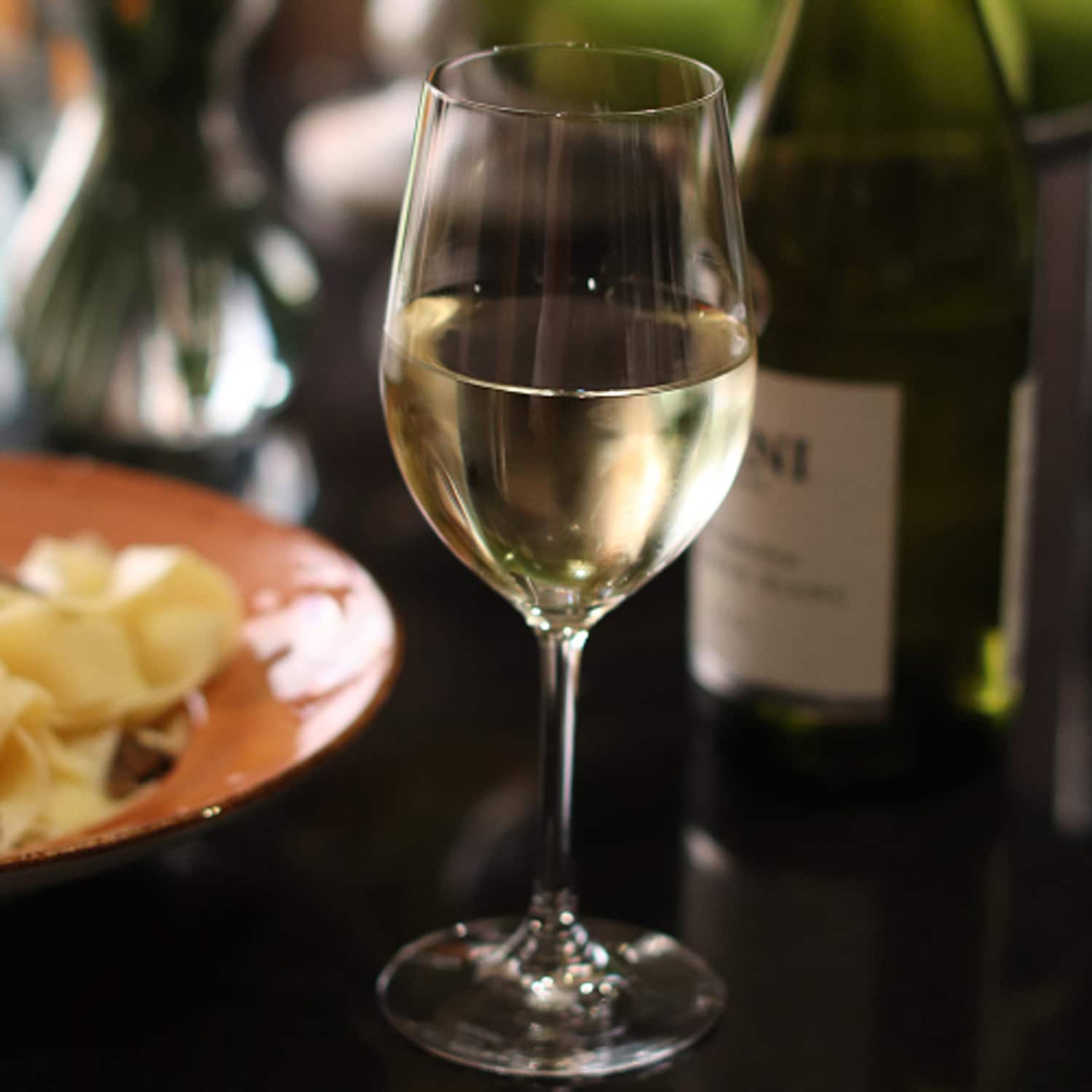 Stölzle Lausitz Classic wijnglas met witte wijn op tafel, sfeerbeeld