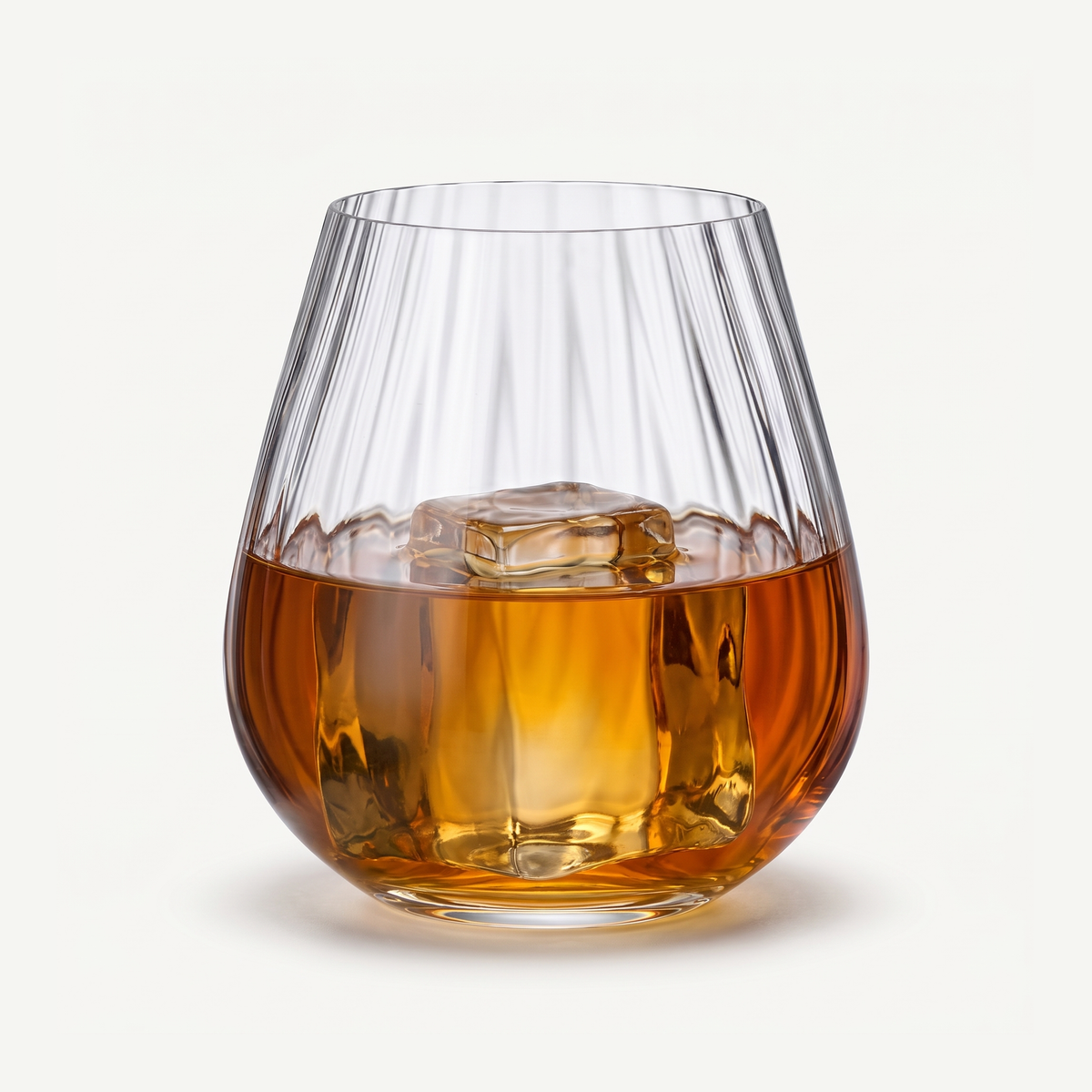 Bohemia Columba Tumbler 38 Cl gevuld met whisky en ijs