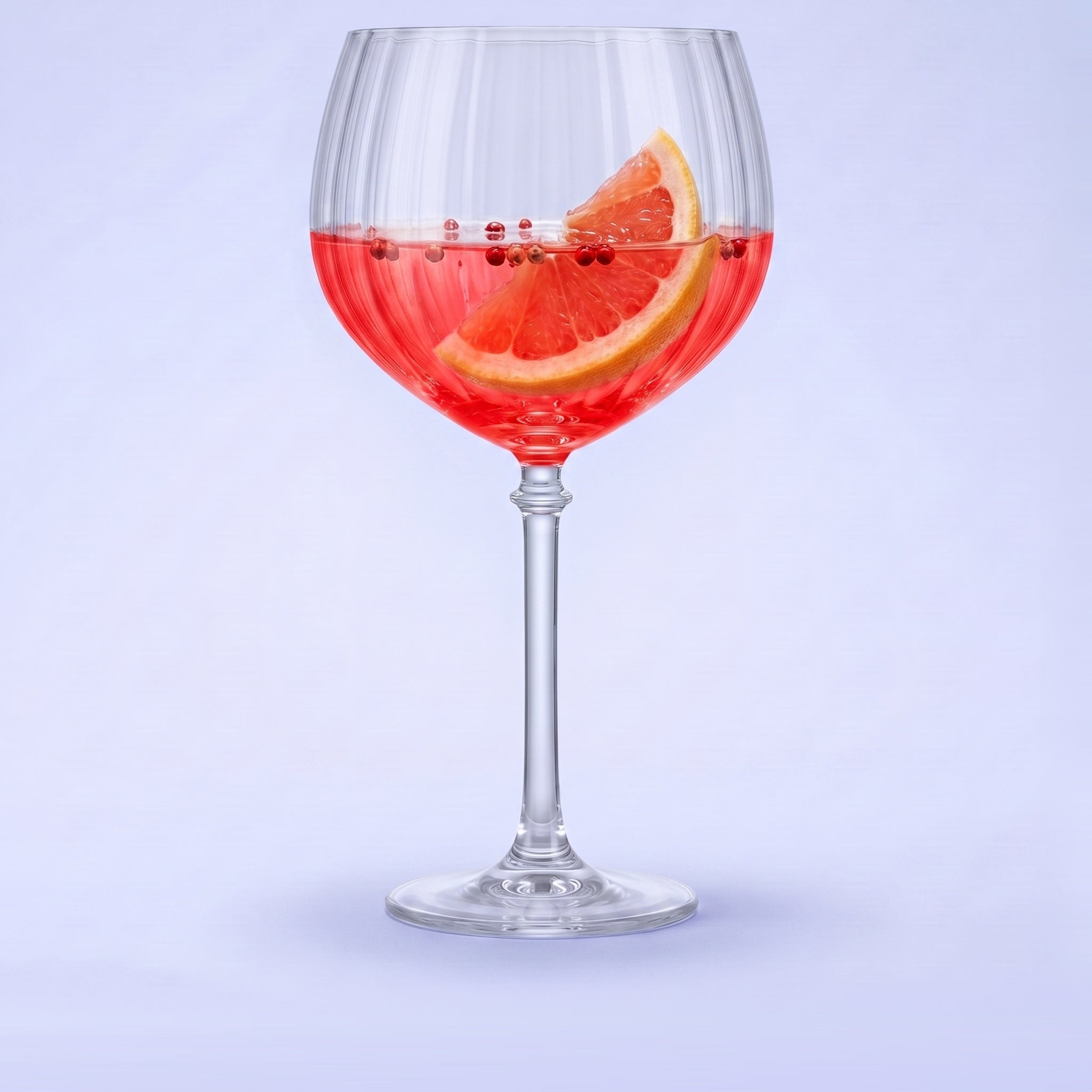 Royal Leerdam Bonheur Cocktails gin tonic glas 63,5 cl gevuld met roze grapefruit gin-tonic op pastelblauwe studioachtergrond