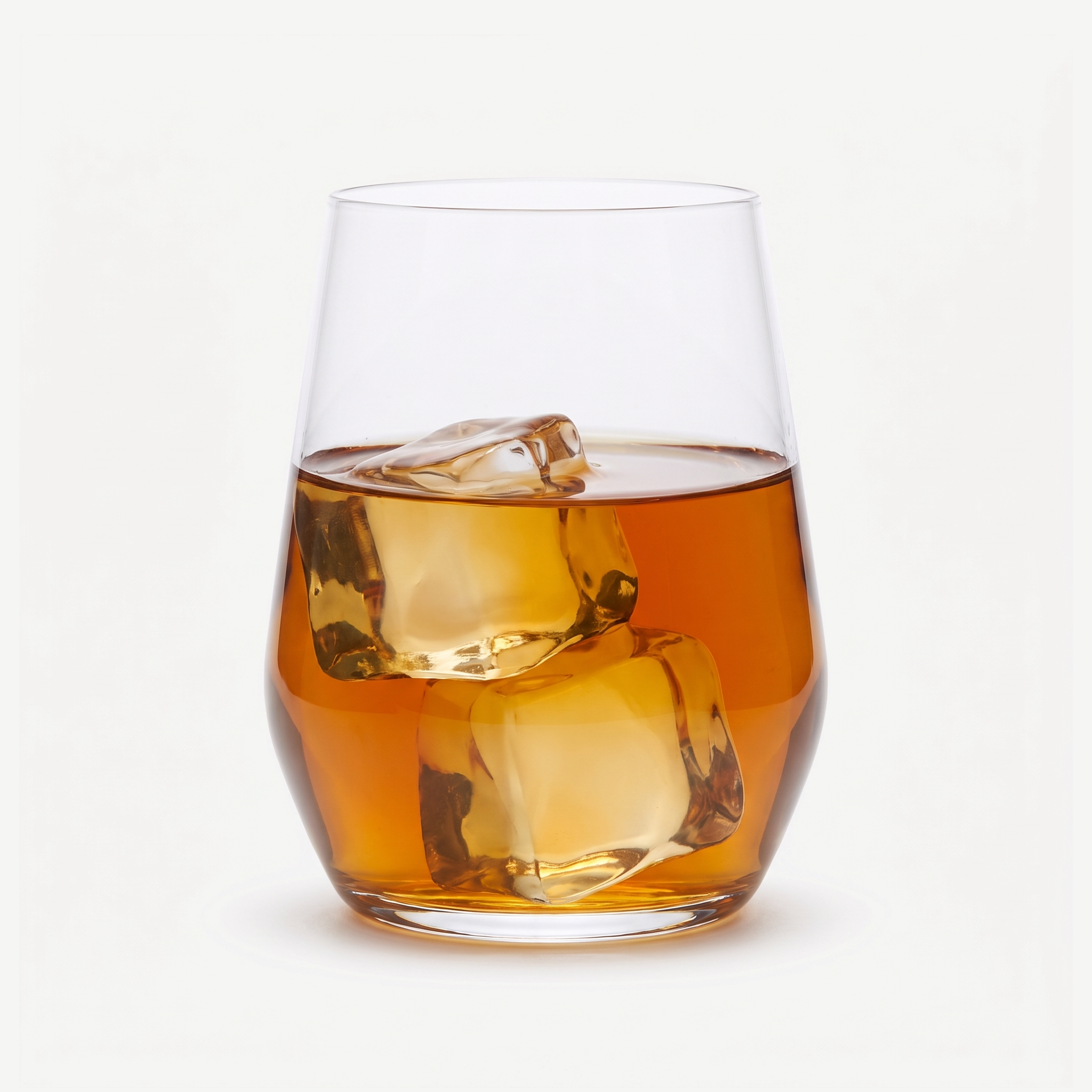 Bormioli Rocco Electra Tumbler 38 Cl gevuld met whisky en ijs