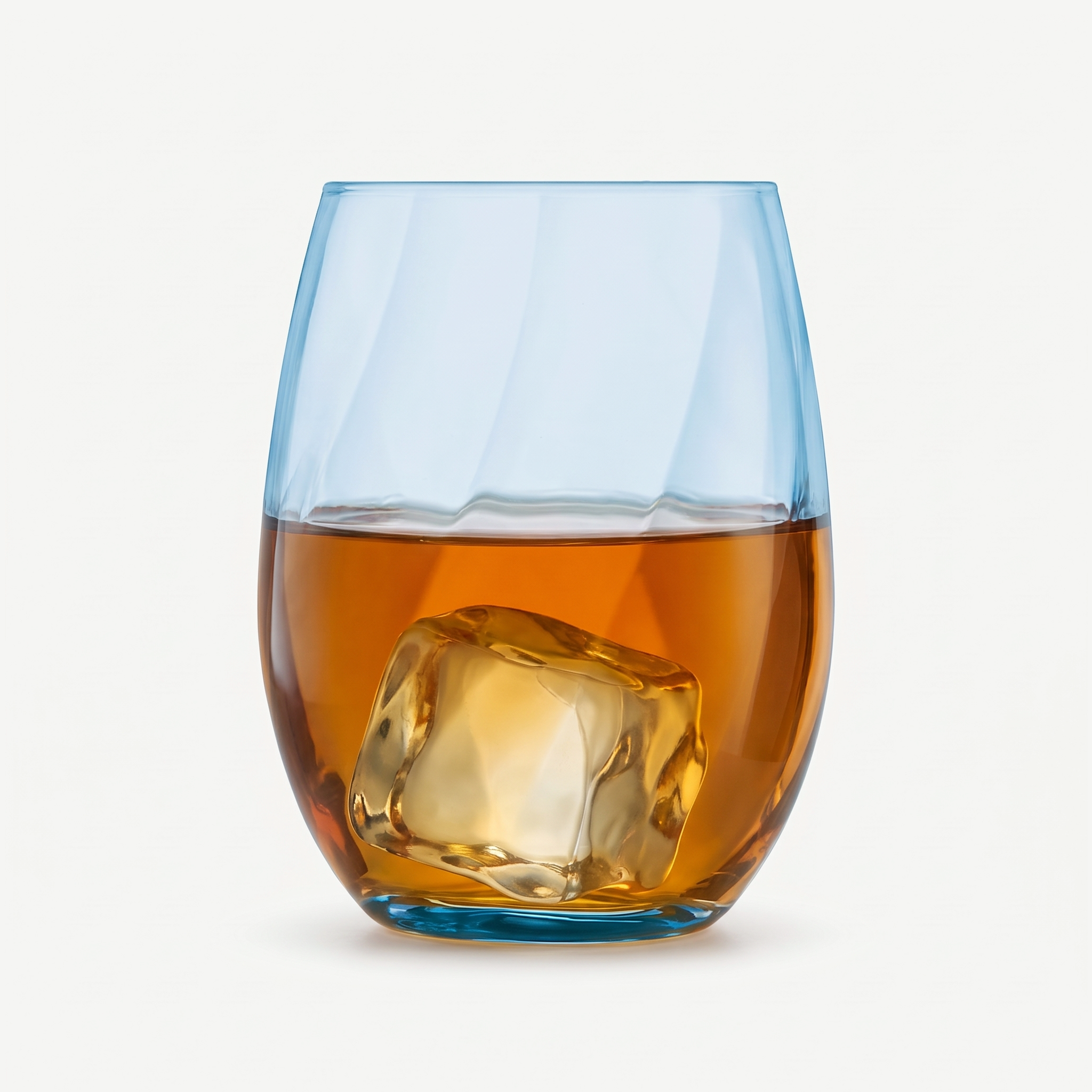 Chef & Sommelier Arpege Tumbler 36 Cl Blauw gevuld met whisky en ijs