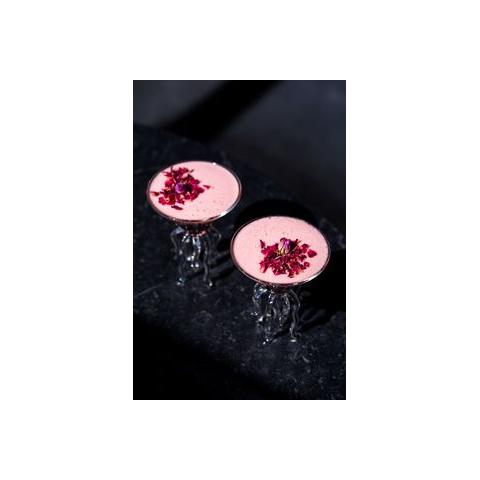 Gedroogde rozenblaadjes als cocktailgarnering