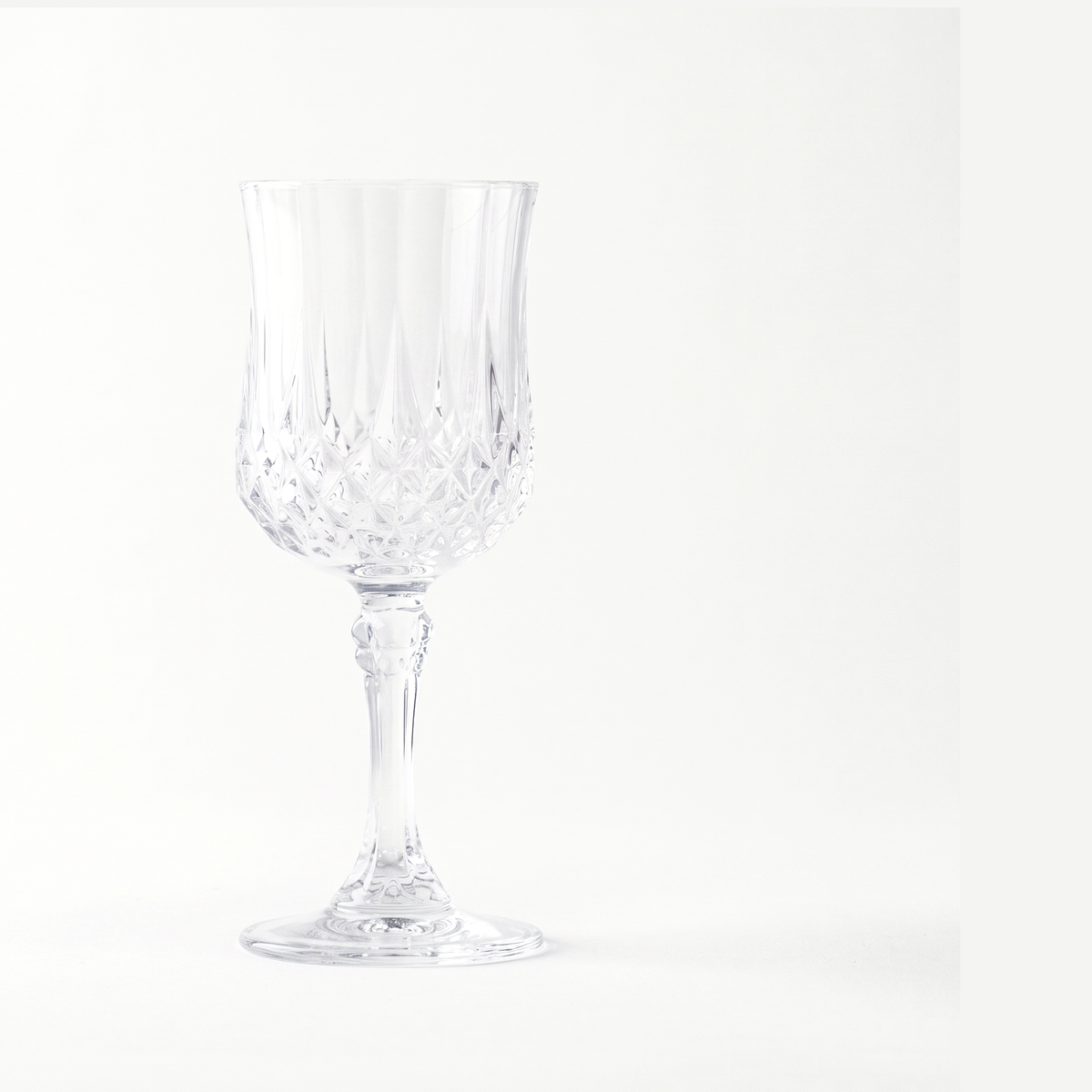 Eclat Longchamp Wijnglas 17 Cl leeg op een gebroken witte achtergrond
