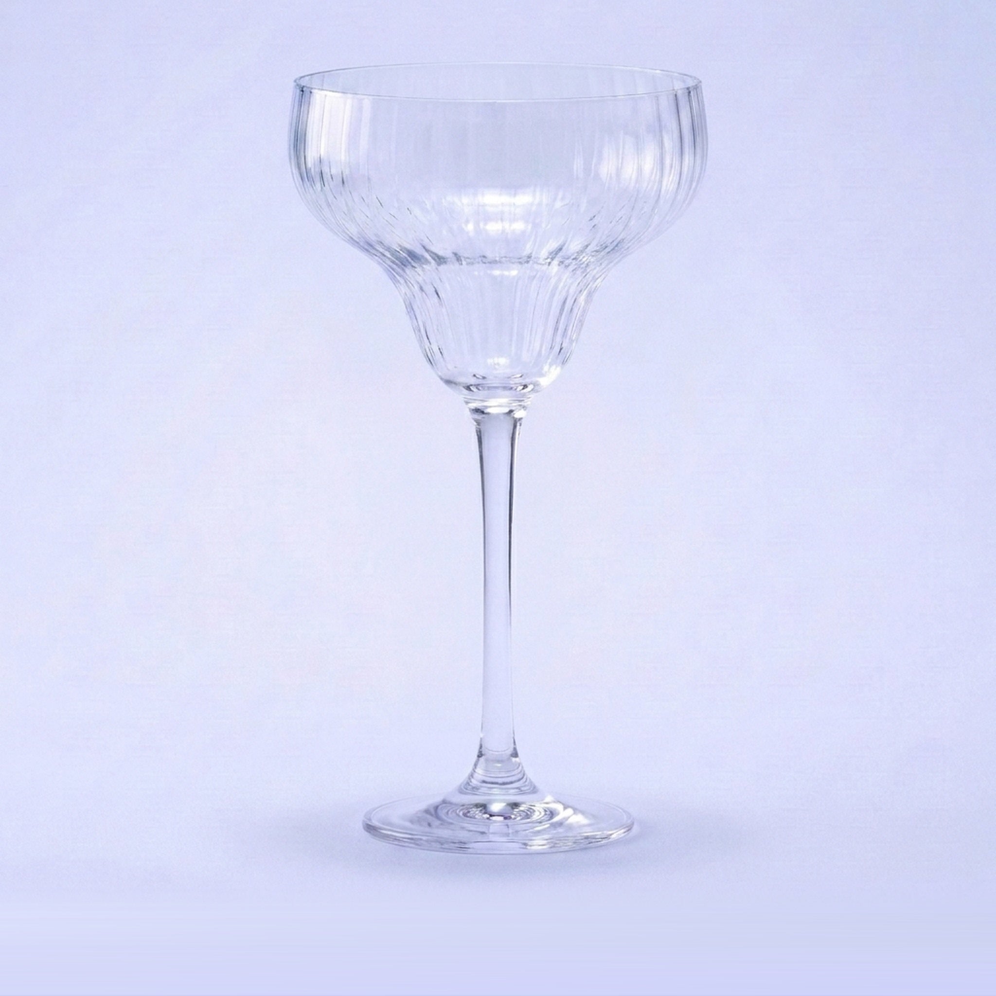 Royal Leerdam Bonheur Cocktails cocktailglas 30,5 cl leeg op pastelblauwe studioachtergrond