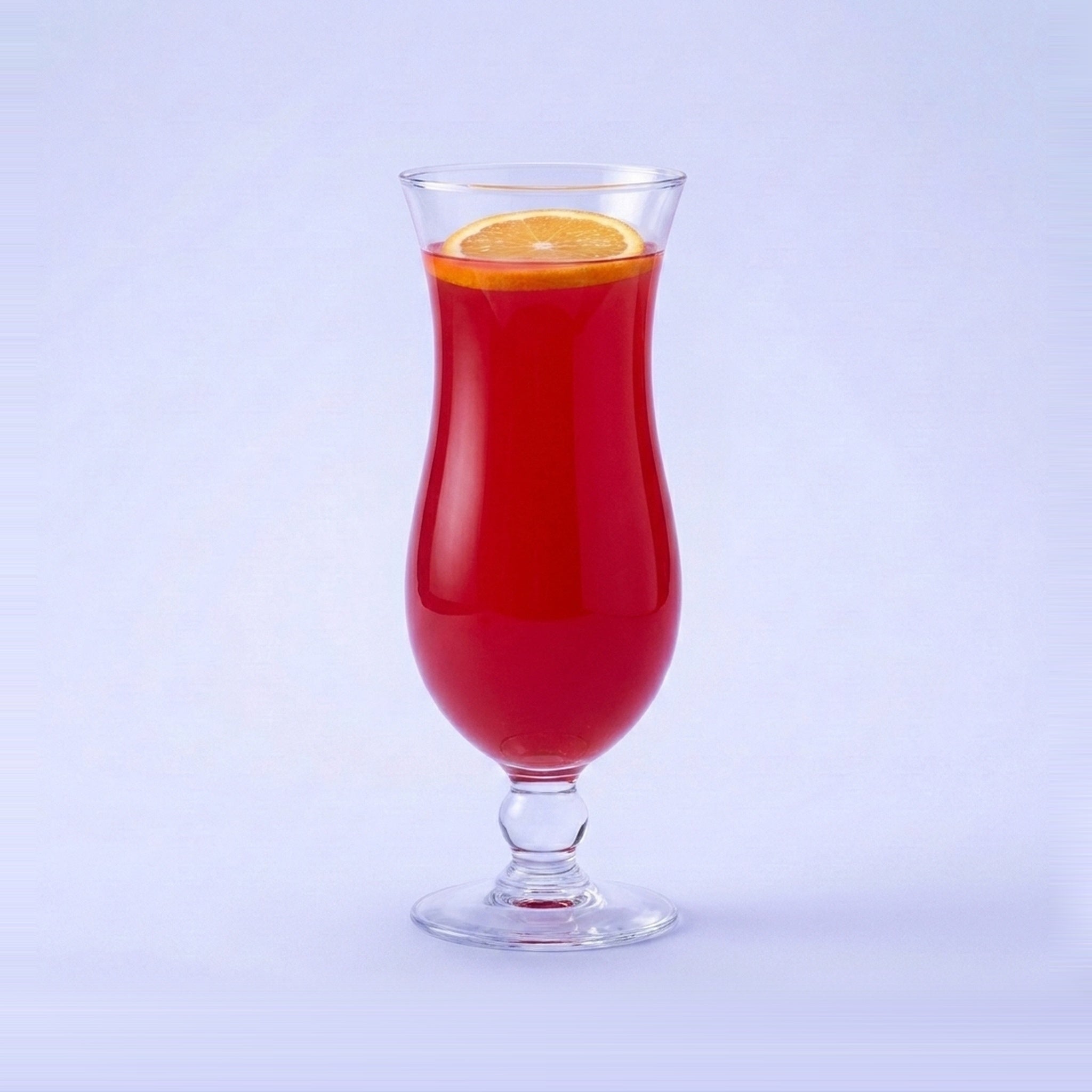 Bar Professional Hurricane cocktailglas 43 cl gevuld met karmijnrode cocktail en sinaasappelschijf op pastelblauwe studioachtergrond