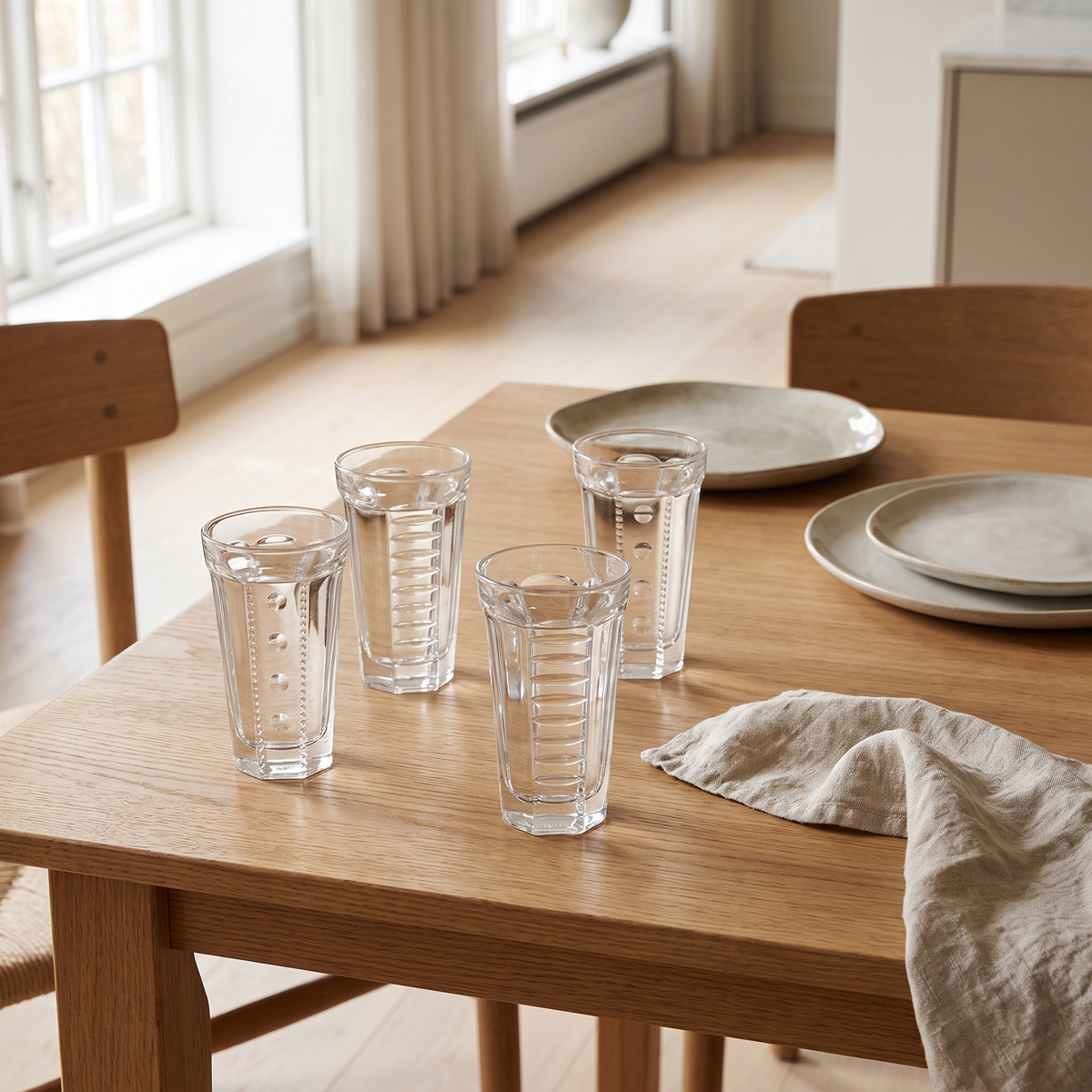 La Rochère Saga glazen op een eikenhouten eettafel