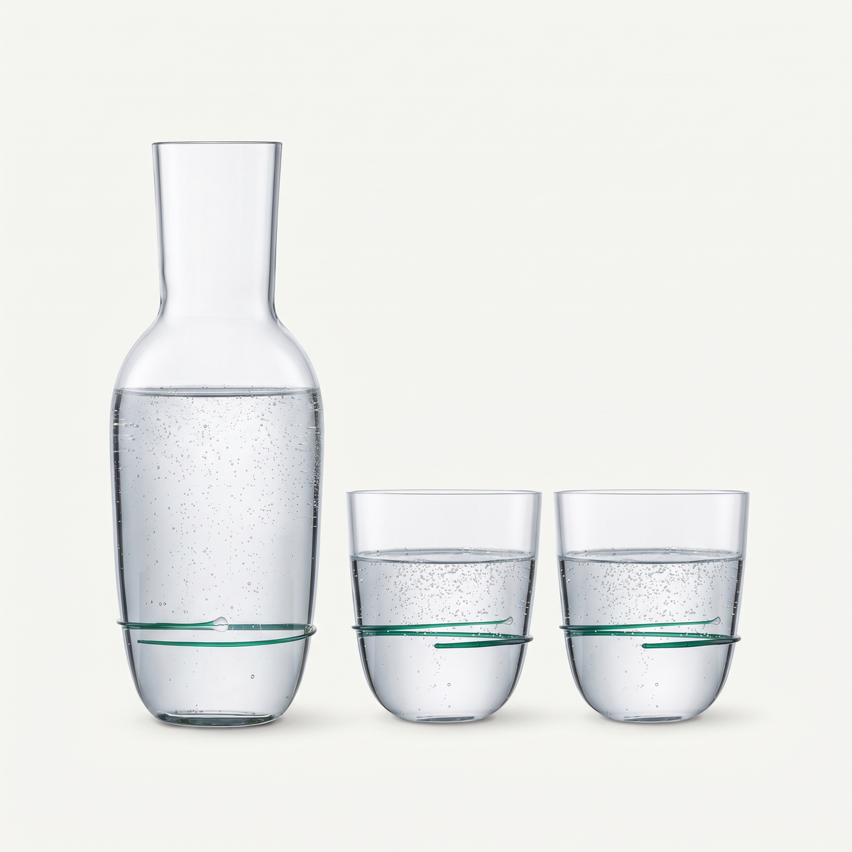 Zwiesel Glas Aura set karaf met twee tumblers groen gevuld met bruisend water