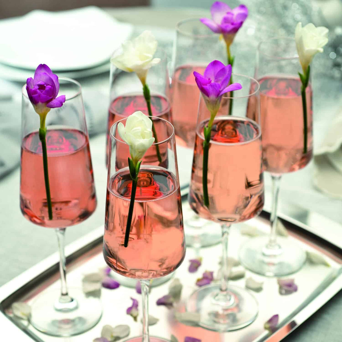 RCR Aria glazen met rosé en bloemen op een dienblad, sfeerbeeld