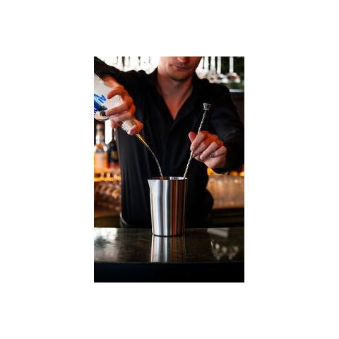 Mixing tin in gebruik achter de bar