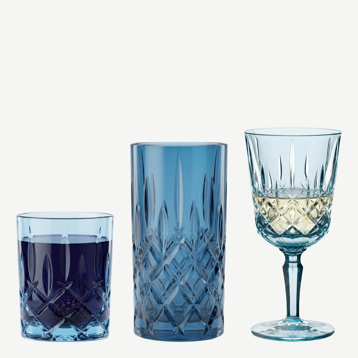 Nachtmann Noblesse tafelset blauw met tumbler, longdrinkglas en wijnglas gevuld