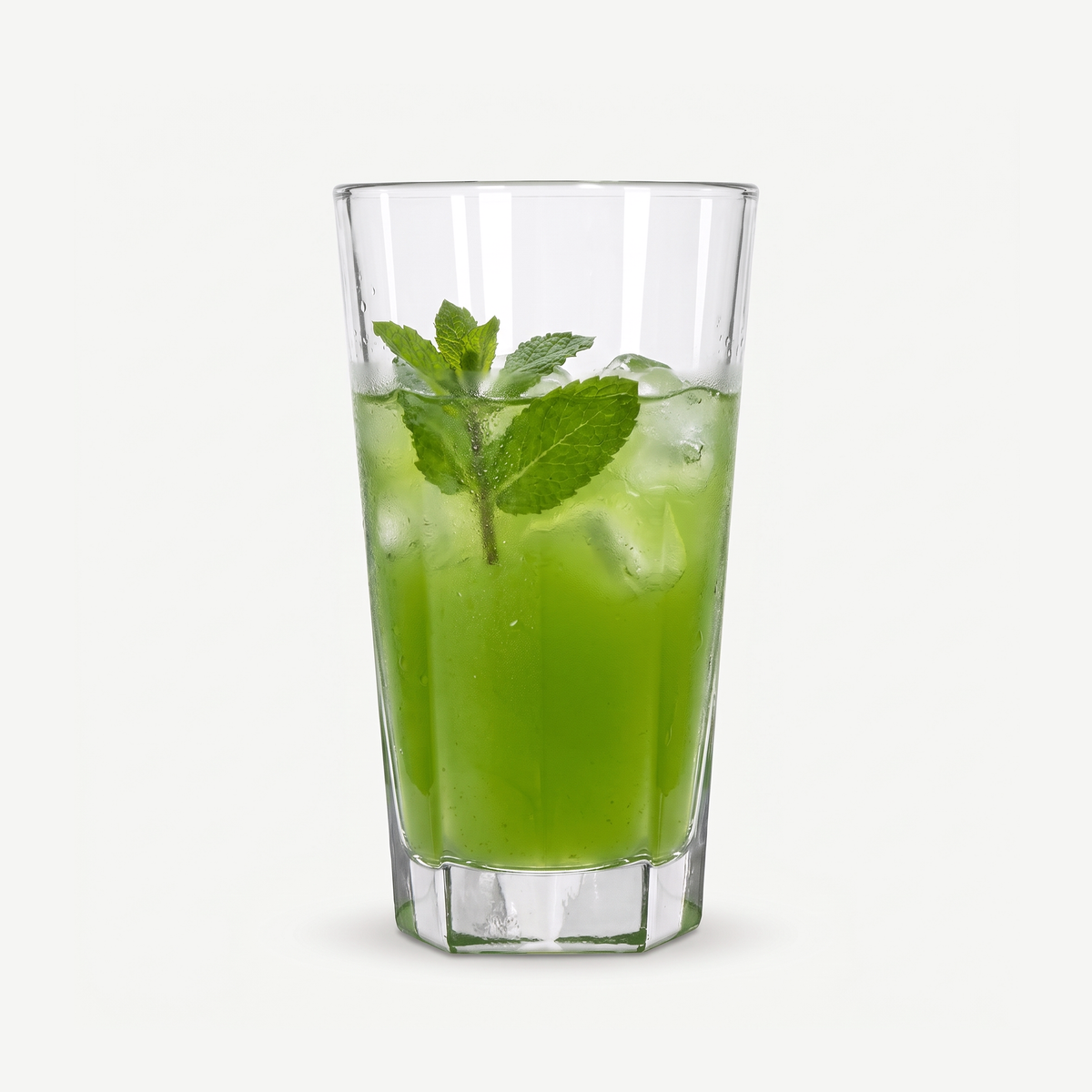 Onis Pentagon Longdrinkglas 35 Cl gevuld met muntlimonade en ijs