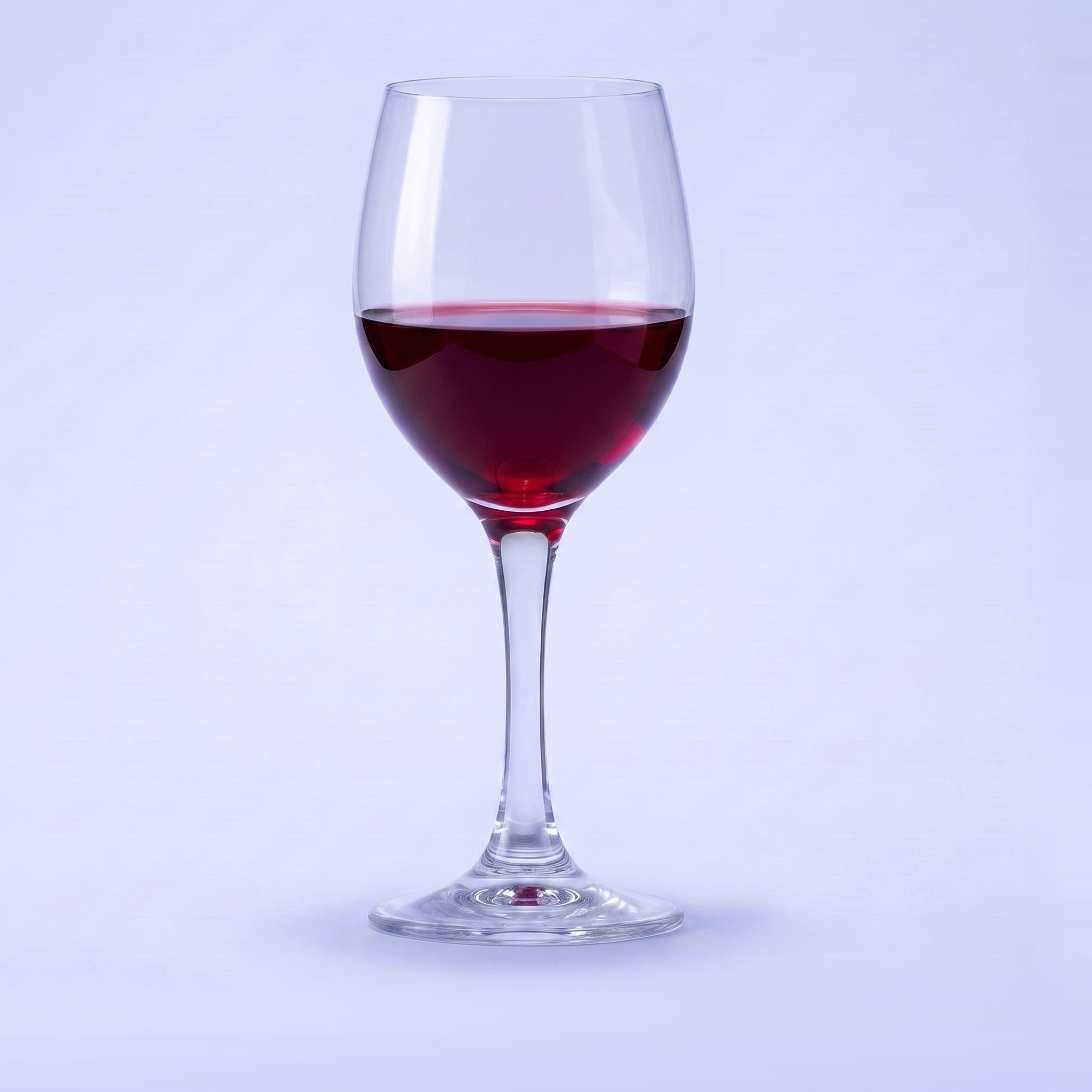 Onis Perfection wijnglas 26,5 cl gevuld met rode wijn op pastelblauwe studioachtergrond