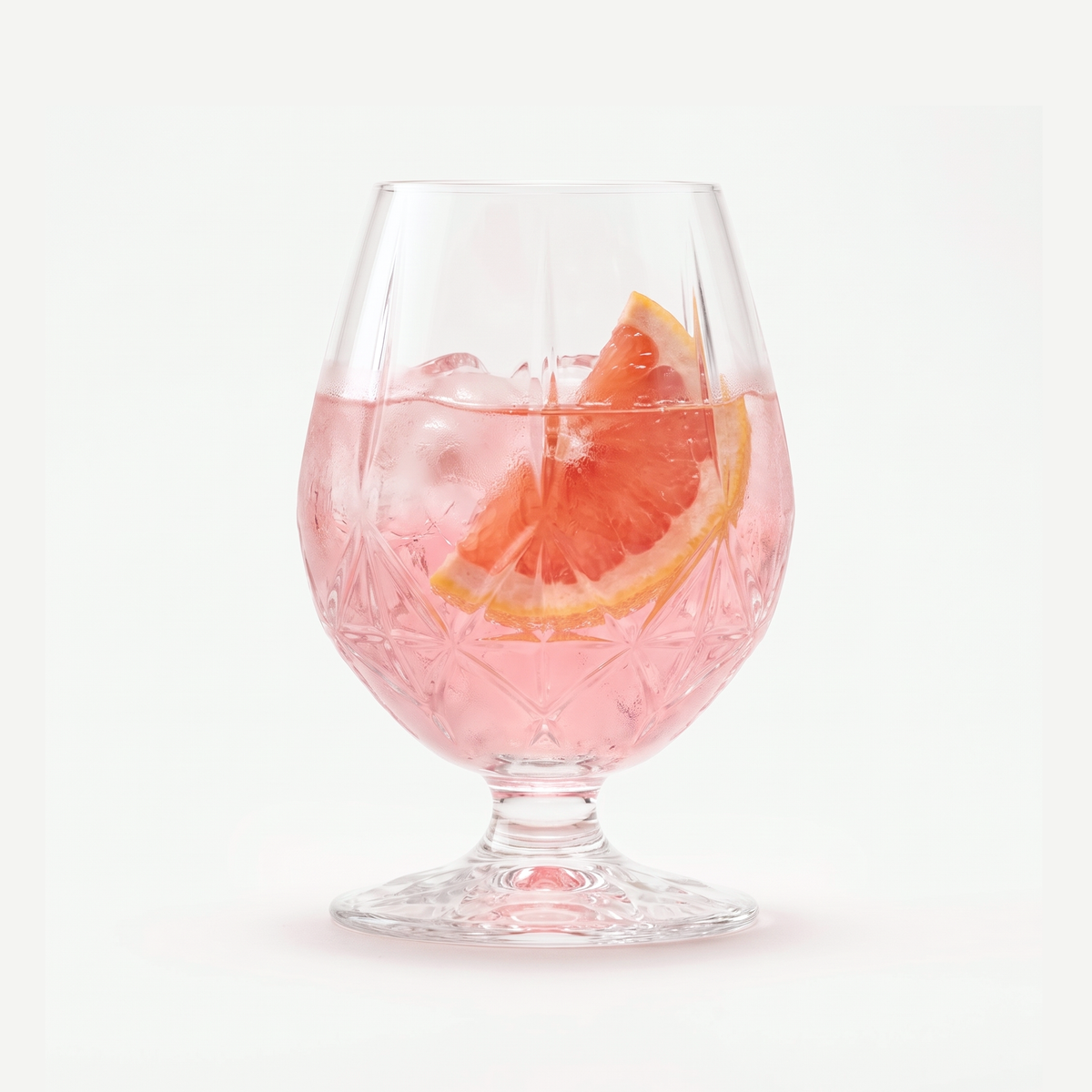 RCR Alkemist cognac- en gin-tonicglas 53 cl laag gevuld met gin tonic met grapefruit