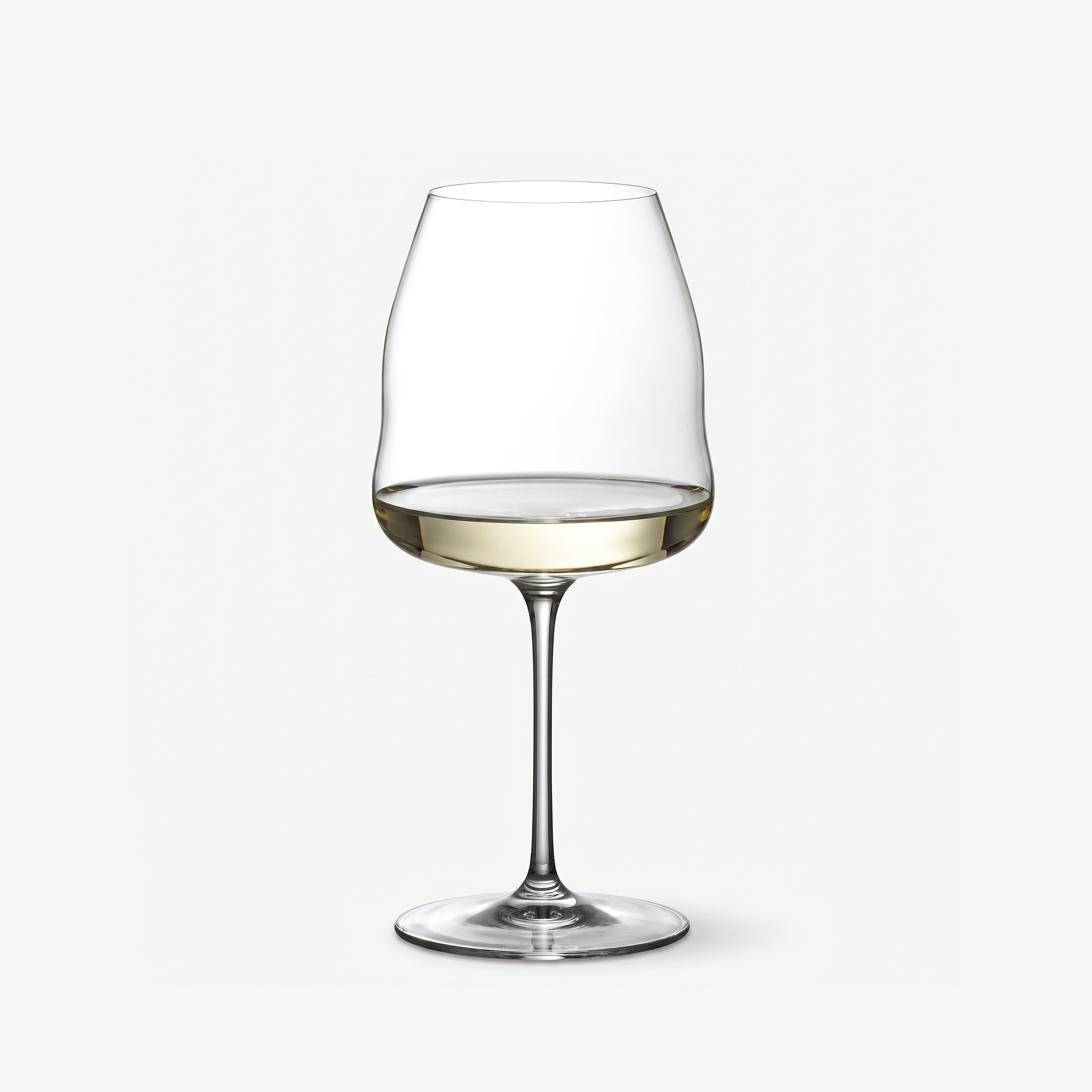 Riedel Winewings Wijnglas 95 Cl Pinot Noir / Nebbiolo gevuld met witte wijn