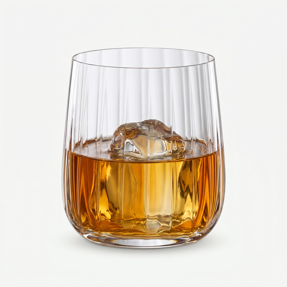 Spiegelau Lifestyle Tumbler 34 Cl gevuld met whisky en ijs