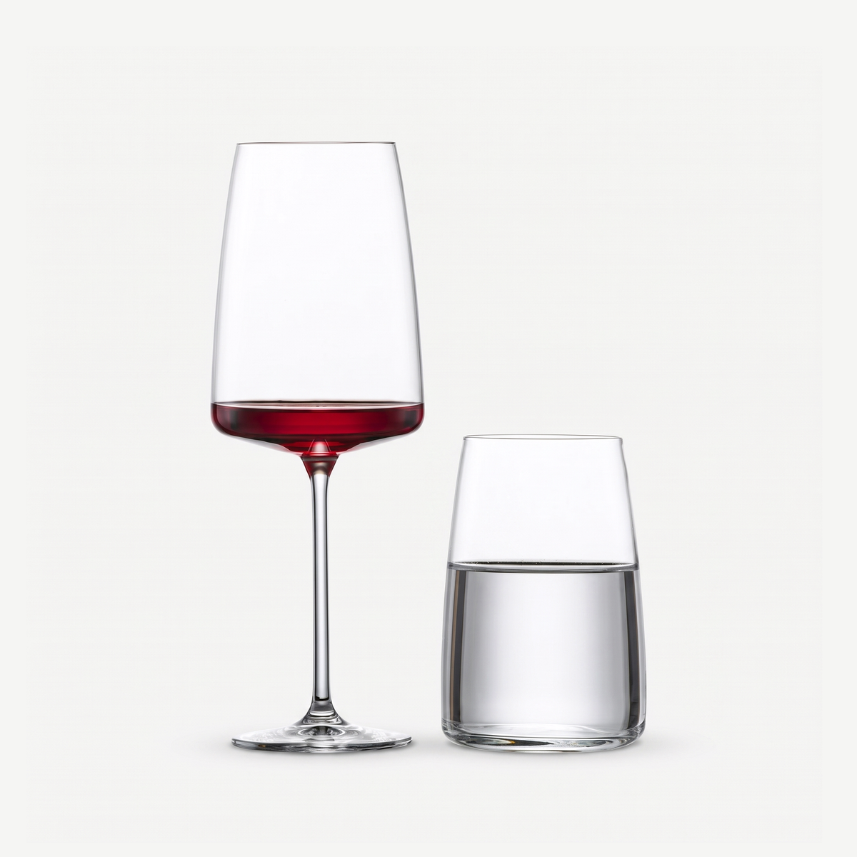 Zwiesel Glas Vivid Senses wijnglas met rode wijn en tumbler met water